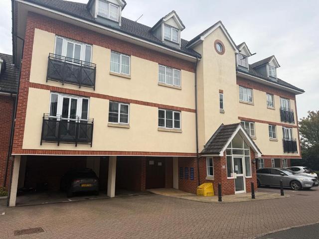 Coy Court, AYLESBURY 2 bed apartment to rent £1,250 pcm £288 pw