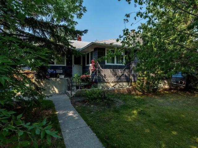 Cozy Main Floor with double garage and fenced Backyard at Highland Park — 3 Bedrooms House