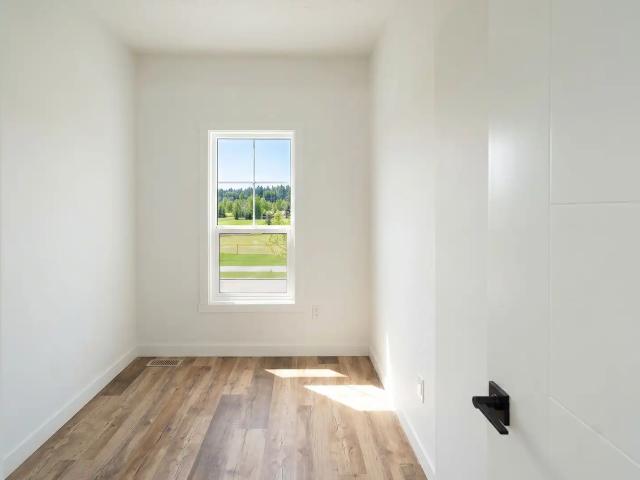 Cozy New Condo town house End unit