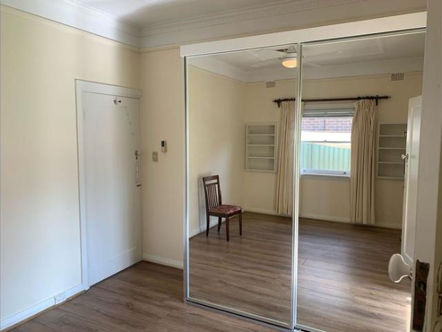 Cozy one bedroom flat nestled in an exceptionally convenient locale