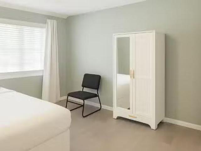 Cozy & Affordable Rooms on Kings Row, Atlanta Near Shops, Tra.