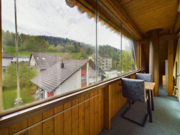 Cozy and bright 4.5 room penthouse apartment in Neuenhof with view of the countryside