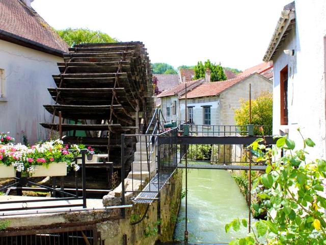 Cozy and Historic Apartment 12 Minutes from Disneyland Paris Car and 50 min from Paris Transilien Ligne P