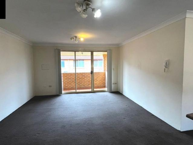 Cozy and Large! Three bedroom unit right next to the Light Rail!