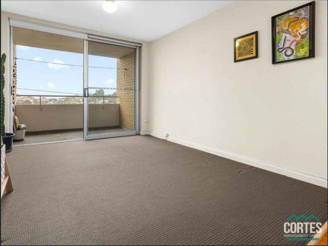 Cozy and Low Maintenance Living in Mosman Park!