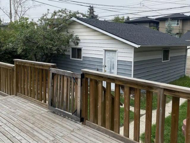 Cozy and spacious 3 bedroom main floor in a great location — 3 Bedrooms Main Floor