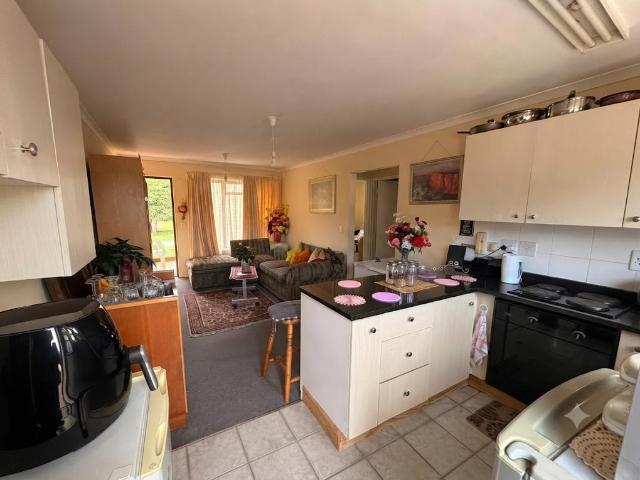 Cozy and sunny 1st Floor 2 Bedroom Apartment