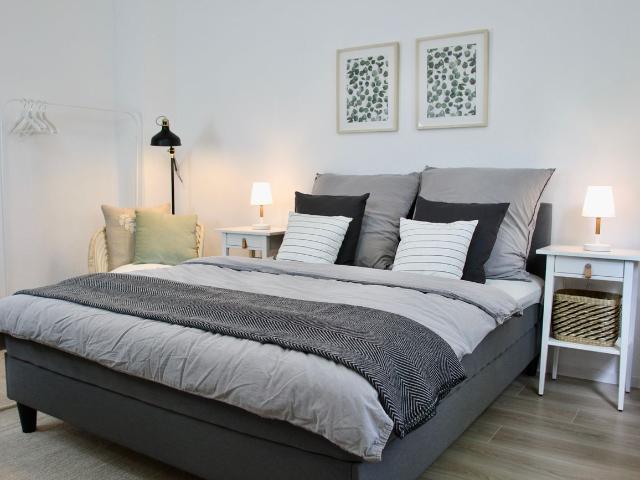 Cozy Apartment with Balcony – Walk to City Center & Train Station, Bochum Amsterdam Apartments for Rent