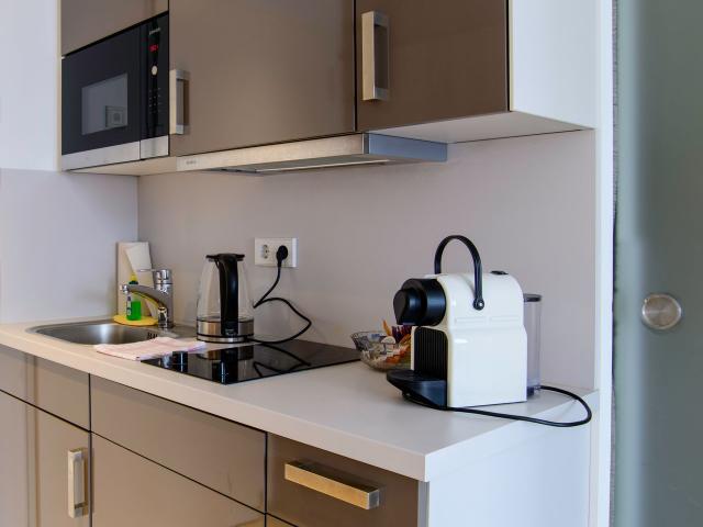 Cozy apartment with weekly cleaning service & fitness studio in the house, perfect location in Bogenhausen, Munchen Amsterdam Apartments for Rent