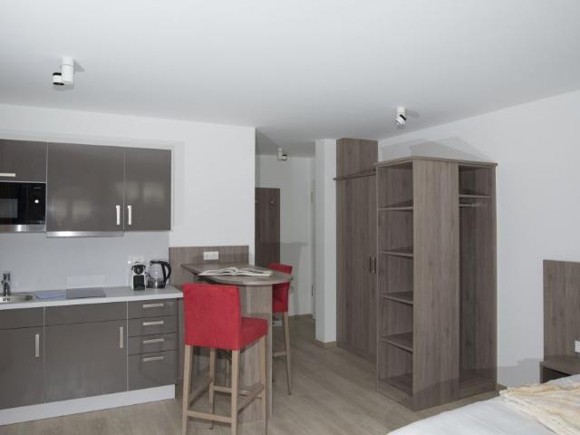 Cozy apartment with weekly cleaning service & fitness studio in the house, perfect location in Bogenhausen, Munchen Amsterdam Apartments for Rent