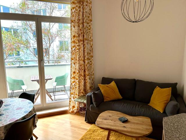 Cozy Apartment by Checkpoint Charlie with Balcony, Berlin Amsterdam Apartments for Rent