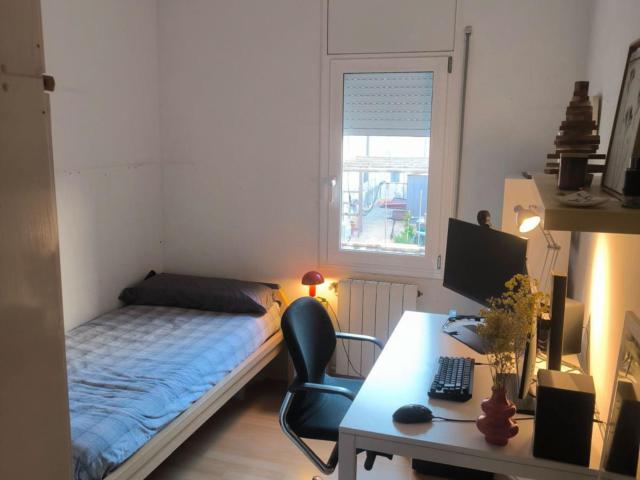 Cozy Bedroom in Sants, Barcelona
