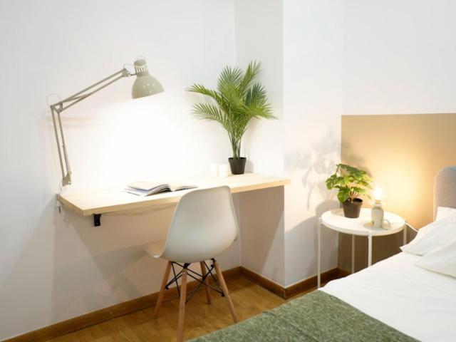 Cozy bedroom in welcoming apartment near the Liceu Metro station