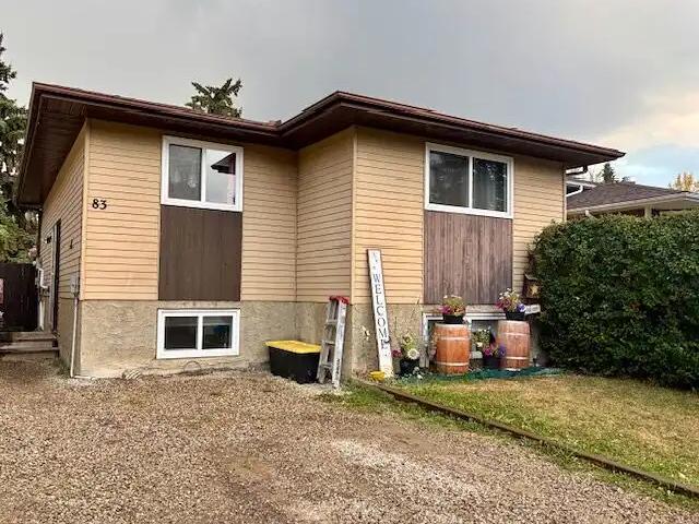 Cozy bilevel backing park in Westgrove