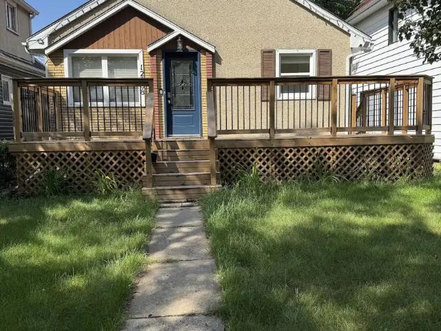 Cozy & Bright 1 Bedroom Basement Suite Close to NAIT & Royal Alex