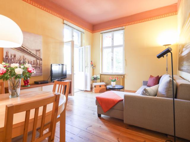 Cozy & bright 2 room old building apartment with balcony in Schöneberg near Insbrucker Platz