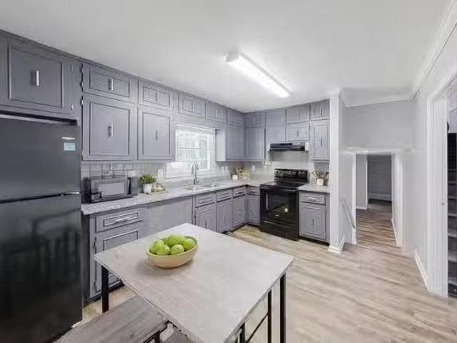 Cozy & Convenient Columbia Dr Home Fully Furnished, Secure, a.
