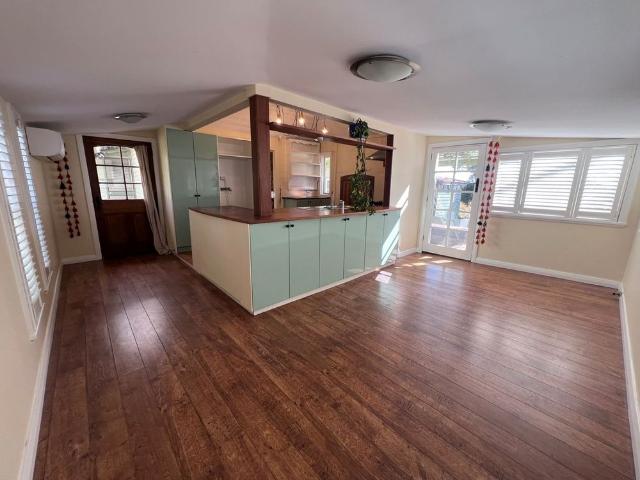 Cozy Cottage Including 3 Studios! IDEAL LOCATION!