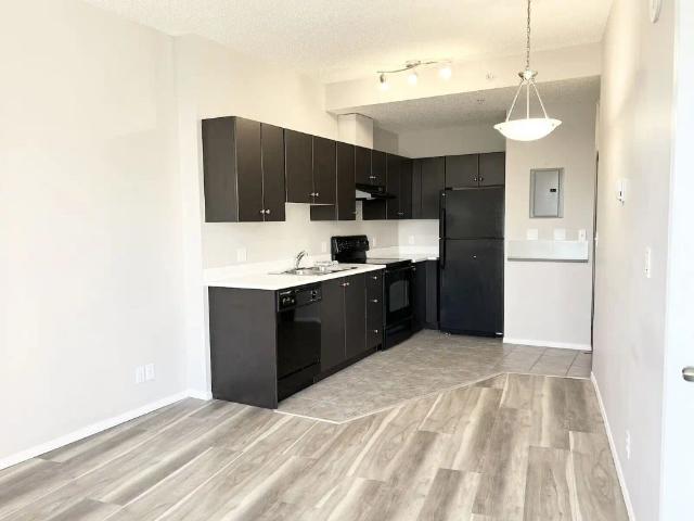 Cozy Downtown 1 Bedroom with Parking — 1 Bedroom Condo Unit
