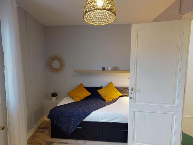 Cozy double bedroom in Capucins Victoire