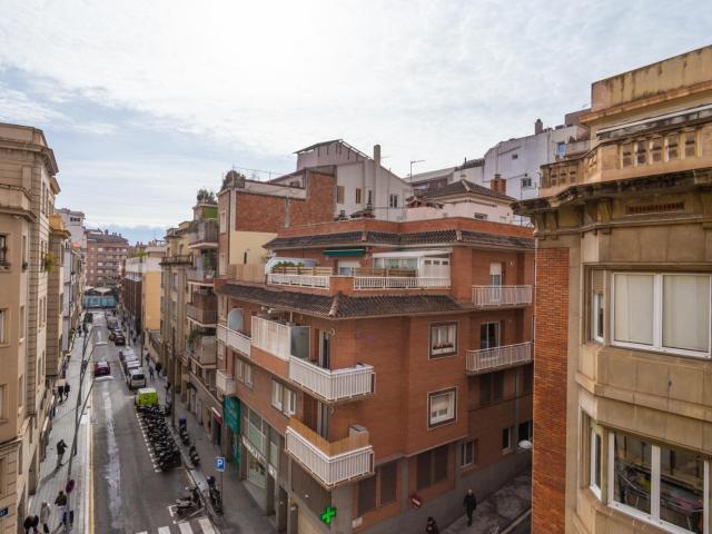 Cozy double bedroom in pleasant flat in Sant Gervasi