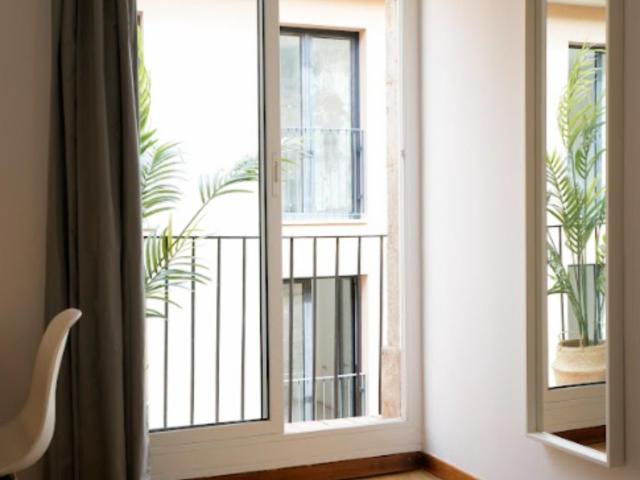 Cozy double bedroom with balcony in the vicinity of Güell Palace