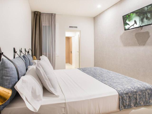 Cozy double ensuite bedroom in hotel in Ciutat Vella