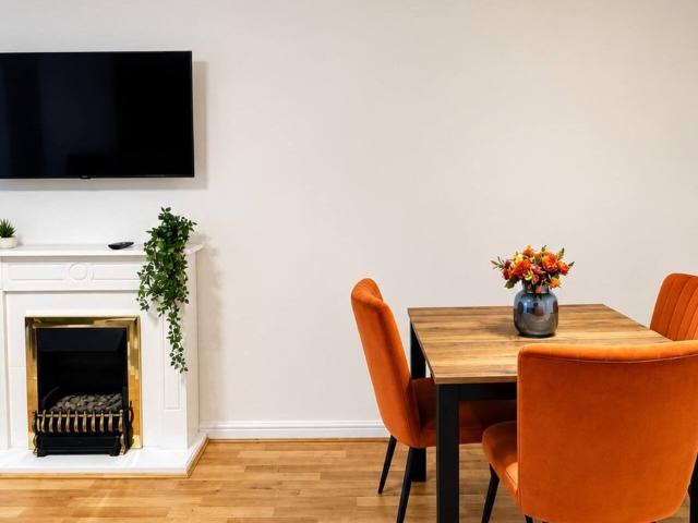 Cozy Eastleigh Home | 2 King Beds | Free Parking