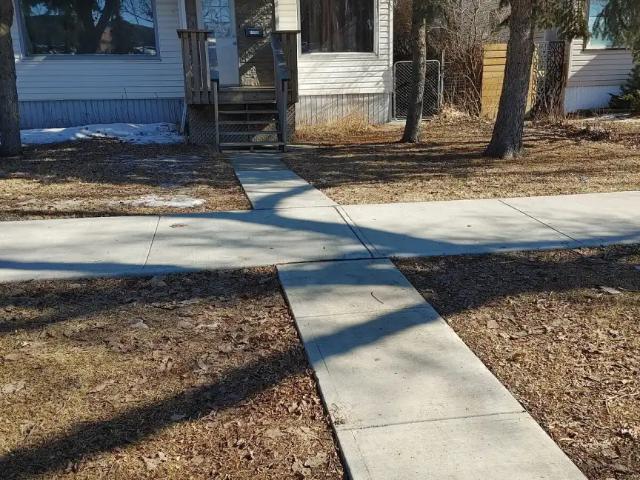 COZY HOUSE SEMI BUNGALOW FOR RENT AT SPRUCE AVENUE.AVAILABLE FOR RENT OCT.1