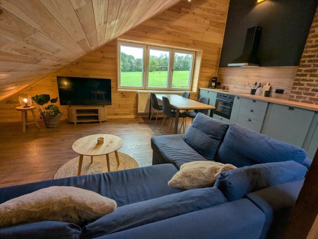 Cozy furnished loft, near Waterloo & trains with garage
