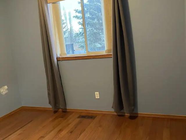 Cozy Family Home in Chestermere 4 bedroom 2 bathroom