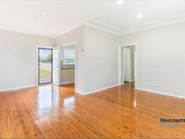 Cozy Family Living Met with Ultimate Convenience!