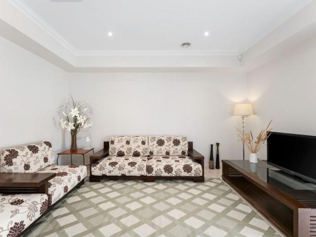 COZY FIVE BEDROOM THREE BATHROOM HOUSE CLOSE TO MONASH MEDICAL CENTRE
