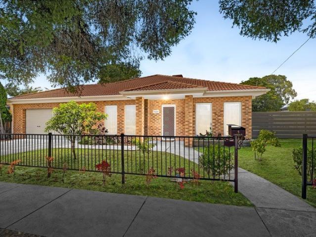 COZY FIVE BEDROOM THREE BATHROOM HOUSE CLOSE TO MONASH MEDICAL CENTRE
