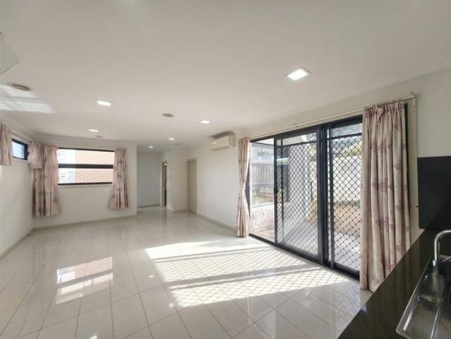 COZY FOUR BEDROOM TWO AND HALF BATHROOM TOWNHOUSE IN PRIME CHADSTONE LOCATION