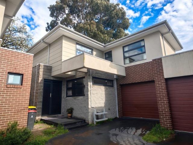 COZY FOUR BEDROOM TWO AND HALF BATHROOM TOWNHOUSE IN PRIME CHADSTONE LOCATION