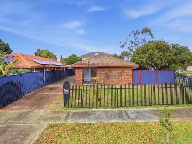 Cozy Home in the Heart of Altona Meadows!