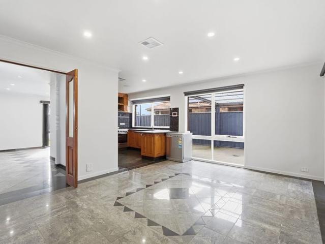 Cozy Home in the Heart of Altona Meadows!
