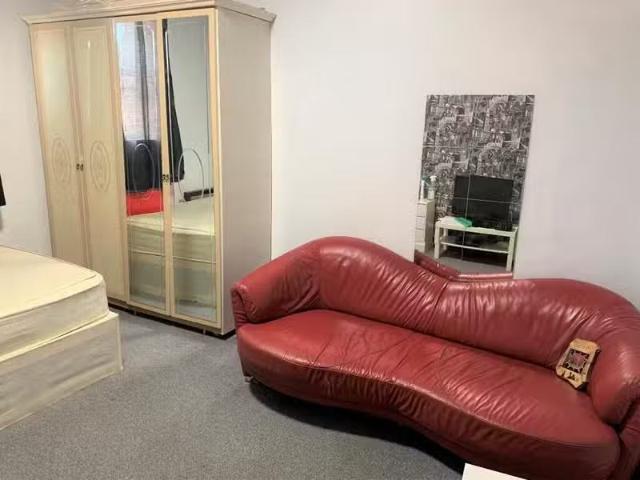 Cozy House share for rent in Penarth Road, Cardiff City, CF11
