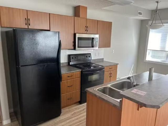 Cozy PN 1102 Prime Location 2 Bedroom Condo 10857 84 Ave Nw