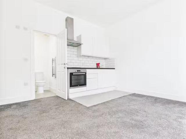 Cozy Property for rent in Rowlands Road, Worthing, West Susint.