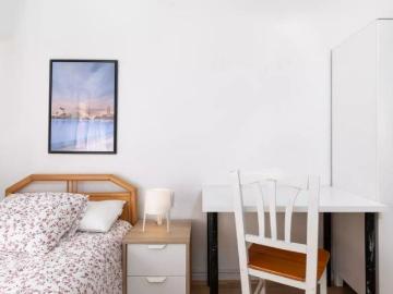 Cozy room for rent in 3 bedroom apartment in Jesús