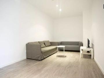 Cozy room for rent in 4 bedroom apartment in Puente de Vallecas