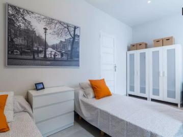 Cozy room for rent in 5 bedroom apartment in L'Eixample