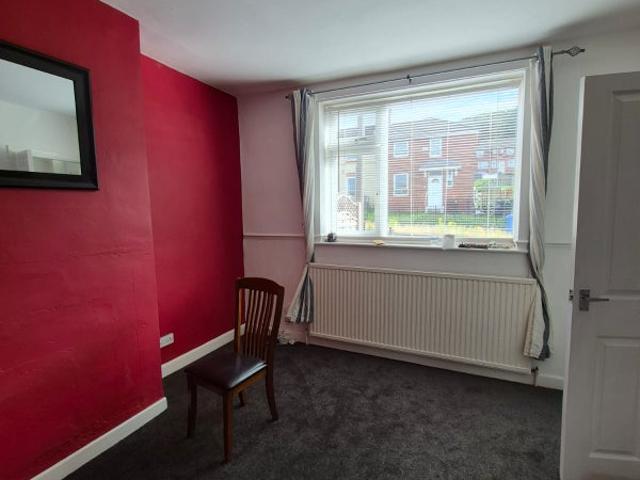 Cozy Room in 3 Bed House Close to Tram | S2