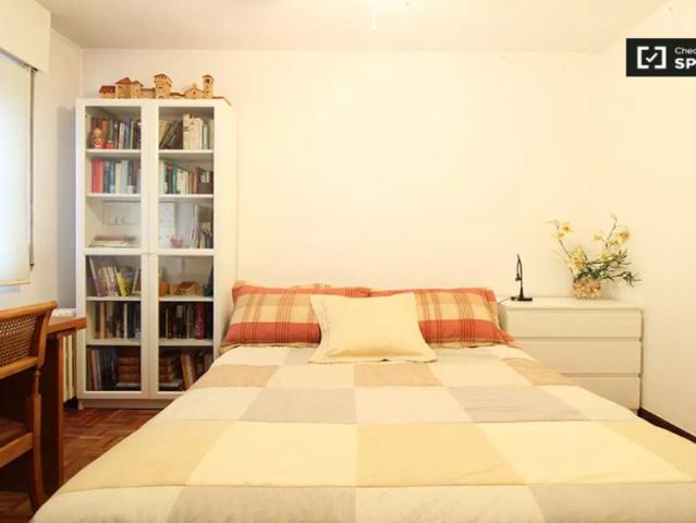 Cozy room in 3 bedroom apartment in Hortaleza, Madrid