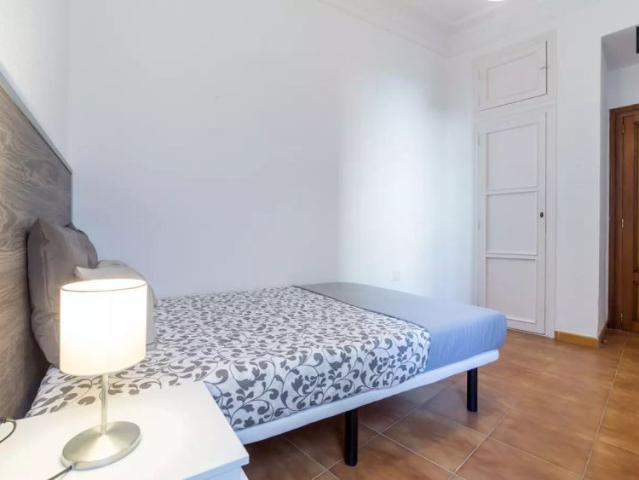Cozy room in 7 bedroom apartment, Ciutat Vella