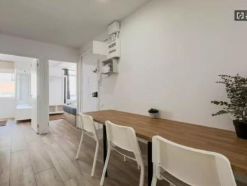 Cozy room in 5 bedrooom apartment, Hospitalet de Llobregat