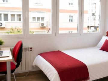 Cozy room with desk in 4 bedroom apartment, Getafe