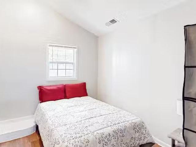 Cozy Stone Mountain Home close to public transportation and Ha.